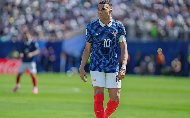 边路突破与冲刺的对抗瞬间(他与中锋之间的互补站位)